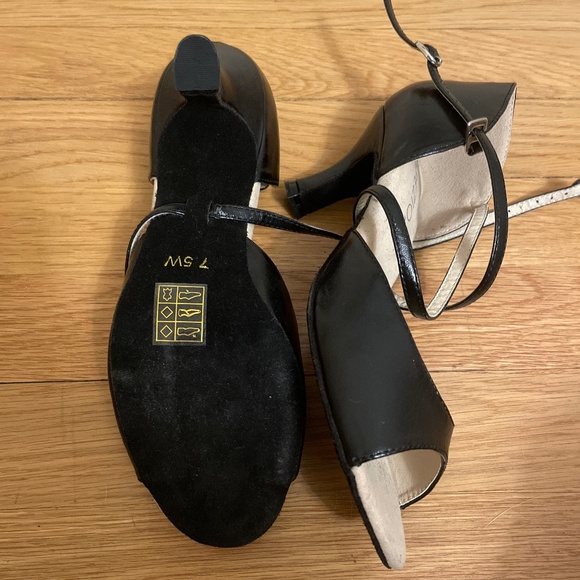 Capezio Shoes - Capezio Ballroom 7.5W Shoes- New!